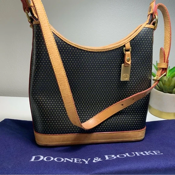 DOONEY & BOURKE | Vintage Shoulder Bag - Picture 4 of 17